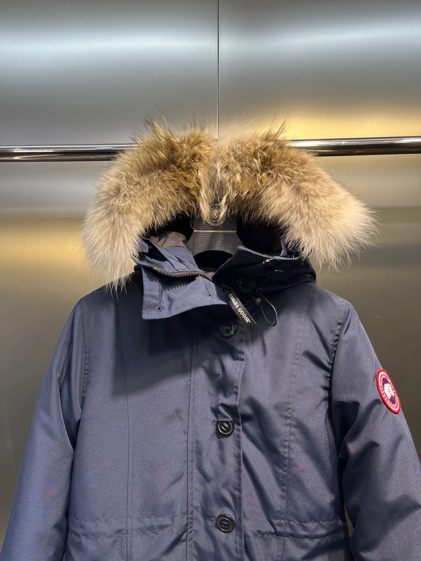 P860 Canada goose/Canada Goose 05 model 2580LA CANADA GOOSE/Canada Goose Rossclair parka women's down jacket, authentic original clothing molding, all accessories are custom-made from the original factory. This model is very unique. The zipper at the back can be opened to change into a dovetail style, with diagonal pockets and a layer of hidden pockets underneath. The official website has become a popular model. The softness and hardness of the fabric are compared with the genuine ones. It can be restored by kneading at will (fabric misunderstanding: fabrics with high hardness are not waterproof. Only those who buy the latest genuine version this year will notice the softness and comfort of the fabrics). The down is synchronized with the genuine white duck down. It is fluffy and not lumpy. The electronically controlled down charging machine is used to fill the zippers with customized genuine YKK zippers. High hardness and no lag. The fur collar is purchased from the same manufacturer as Wolf Hair. (Cooperative factory 2019 Canadian wolf skin auction and Big Goose official auction of wolf skin fur collars on the same site) All workmanship and wiring are controlled by workers with more than ten years of service. They must be horizontal and vertical, and are not crooked. The density of the inner wiring is more exquisite. Compare at will. Big goose label, collar label, washed label, hang tag, zipper rope, pocket label, back label, collar velvet, Velcro fasteners, all details of the cuffs are updated simultaneously with the original product, the best version, and the most complete color matching. The fighter in World 05 battles various world goods. Size: XS-XL